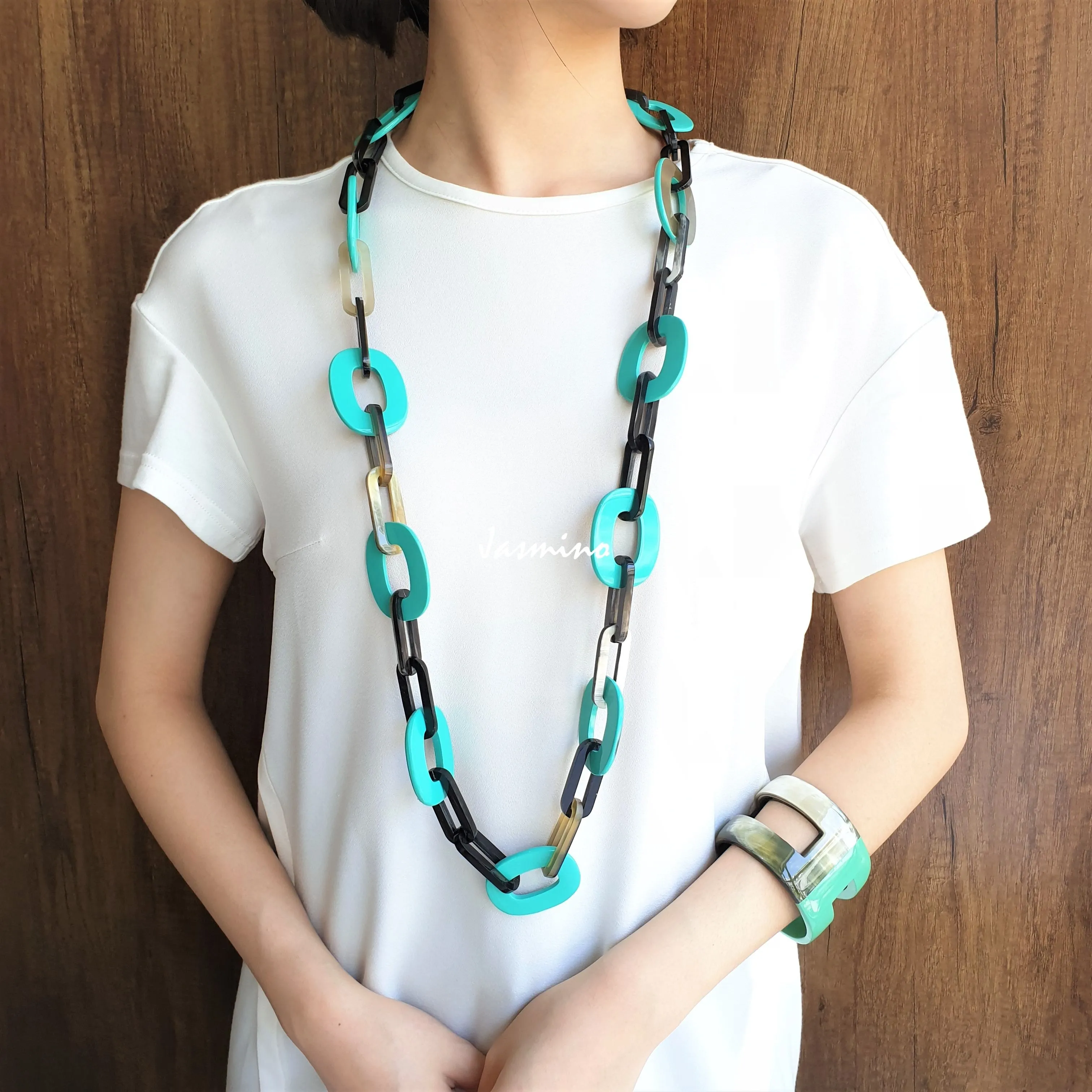 Stunning Horn Necklace J18173,  Sources as Natural Buffalo Horn and Lacquer